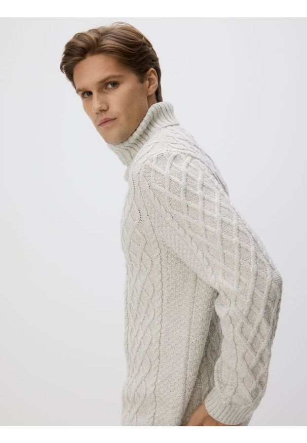 Reserved - Strukturalny sweter z golfem - jasnoszary. Typ kołnierza: golf. Kolor: szary. Materiał: dzianina, bawełna