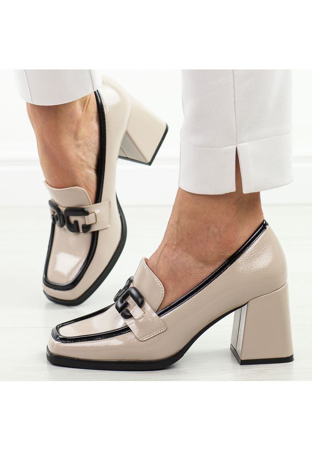 POTOCKI - Beżowe lakierowane mokasyny damskie na słupku Potocki 12553. Okazja: na co dzień. Kolor: beżowy. Materiał: skóra, lakier. Szerokość cholewki: normalna. Sezon: wiosna. Obcas: na słupku. Styl: casual, elegancki, klasyczny, wizytowy