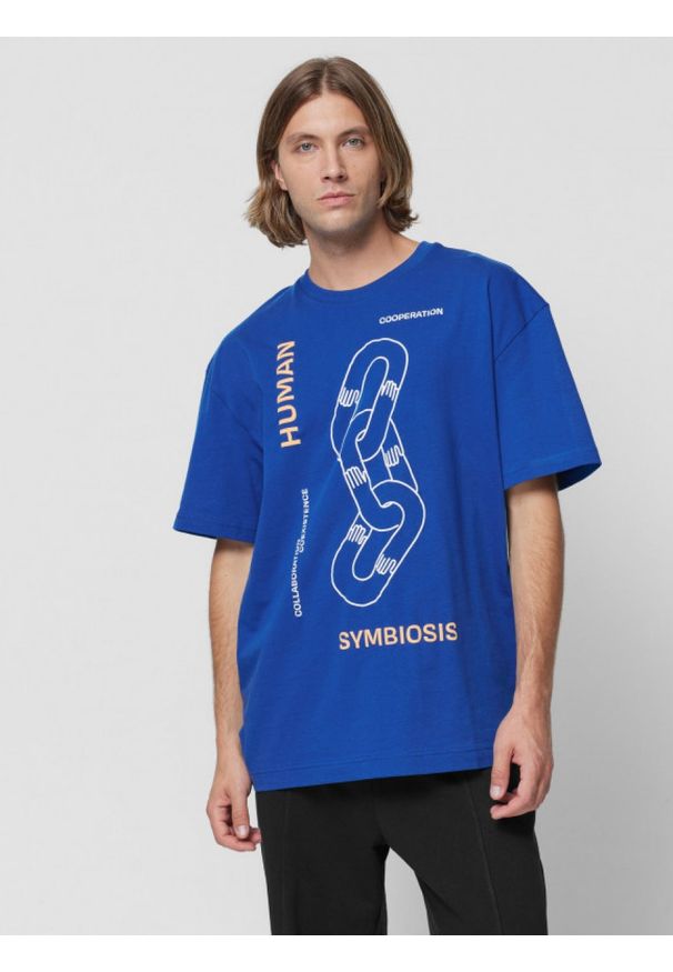 outhorn - T-shirt oversize z nadrukiem męski - kobaltowy. Kolor: niebieski. Materiał: materiał, bawełna, dzianina. Wzór: nadruk