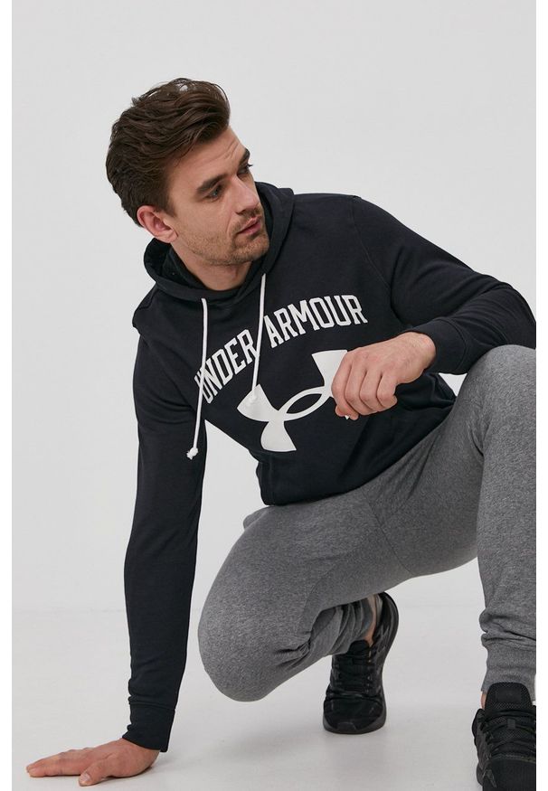 Under Armour Bluza 1361559 męska kolor czarny z kapturem z nadrukiem. Okazja: na co dzień. Typ kołnierza: kaptur. Kolor: czarny. Wzór: nadruk. Styl: casual