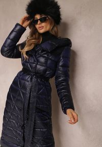 Renee - Granatowa Kurtka za Kolano z Wiązanym Paskiem i Kapturem Feome. Okazja: na co dzień. Kolor: niebieski. Materiał: tkanina. Styl: klasyczny, casual #5