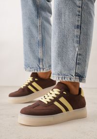 Renee - Ciemnobrązowe Sneakersy na Platformie w Stylu Tenisówek Ozdobione Paskami Ladia. Okazja: na co dzień. Zapięcie: pasek. Kolor: brązowy. Materiał: jeans. Wzór: aplikacja. Sezon: wiosna. Obcas: na platformie #9