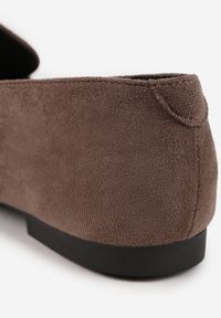 Renee - Ciemnobeżowe Mokasyny Vices ze Szpiczastym Noskiem Zdobione Aplikacją Rilosia. Okazja: na co dzień, na spotkanie biznesowe, do pracy. Nosek buta: szpiczasty. Kolor: beżowy. Materiał: skóra, jeans. Wzór: aplikacja. Styl: casual, biznesowy, elegancki #3