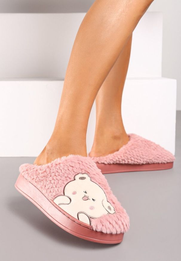 Born2be - Ciemnoróżowe Kapcie na Grubej Podeszwie z Haftowanym Wzorem Laonora. Okazja: do domu. Kolor: różowy. Wzór: haft. Styl: elegancki