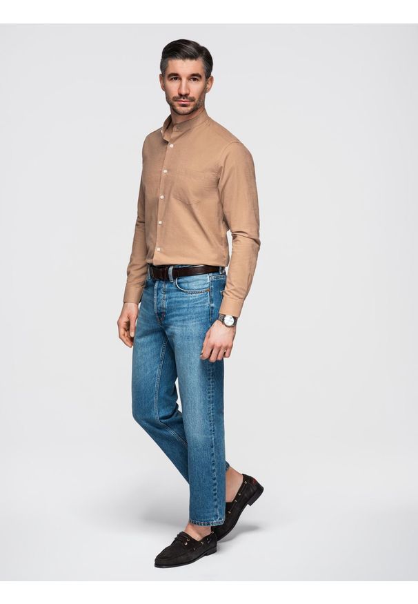 Ombre Clothing - Lniana koszula męska ze stójką i kieszenią REGULAR FIT – jasnobrązowa V7 - Rozmiar: XL. Okazja: na co dzień. Typ kołnierza: kołnierzyk stójkowy. Kolor: brązowy. Materiał: len. Długość rękawa: długi rękaw. Długość: długie. Sezon: wiosna, lato. Styl: casual