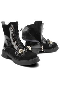 Czarne Botki S.Barski Modne Buty Damskie. Okazja: na co dzień, na spotkanie biznesowe. Zapięcie: sznurówki. Kolor: czarny. Materiał: skóra ekologiczna, lakier. Wzór: kwiaty. Obcas: na obcasie. Styl: casual, rockowy, biznesowy. Wysokość obcasa: średni #4
