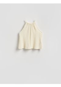 Reserved - Kreszowany top z dekoltem halter - złamana biel. Typ kołnierza: dekolt halter. Materiał: dzianina