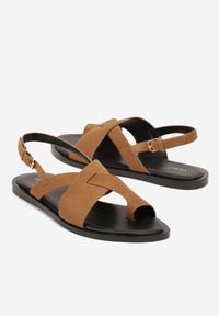Renee - Jasnobrązowe Sandały Vices Typu Japonki Melanisse. Okazja: na co dzień, na plażę, na spacer. Zapięcie: sprzączka. Kolor: brązowy. Sezon: lato. Obcas: na obcasie. Styl: elegancki, casual #4