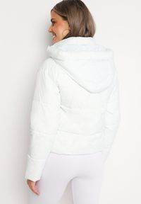 Born2be - Biała Pikowana Kurtka Puffer z Kapturem Miviera. Okazja: na co dzień, na spacer. Typ kołnierza: kaptur. Kolor: biały. Materiał: dzianina, jeans. Sezon: zima. Styl: casual #6