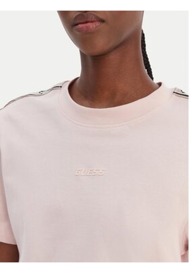 Guess T-Shirt V3RI08 I3Z14 Różowy Relaxed Fit. Kolor: różowy. Materiał: bawełna