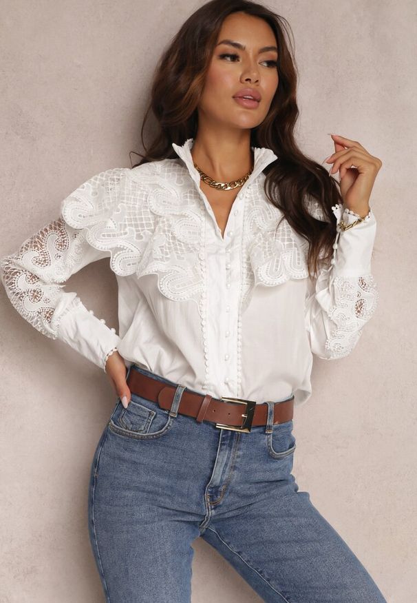 Renee - Biała Koszula z Falbanką i Koronką Nido. Typ kołnierza: kołnierzyk stójkowy. Kolor: biały. Materiał: koronka. Wzór: koronka