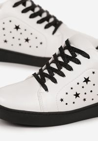 Born2be - Biało-Czarne Sneakersy Sznurowane Tazaya. Kolor: biały