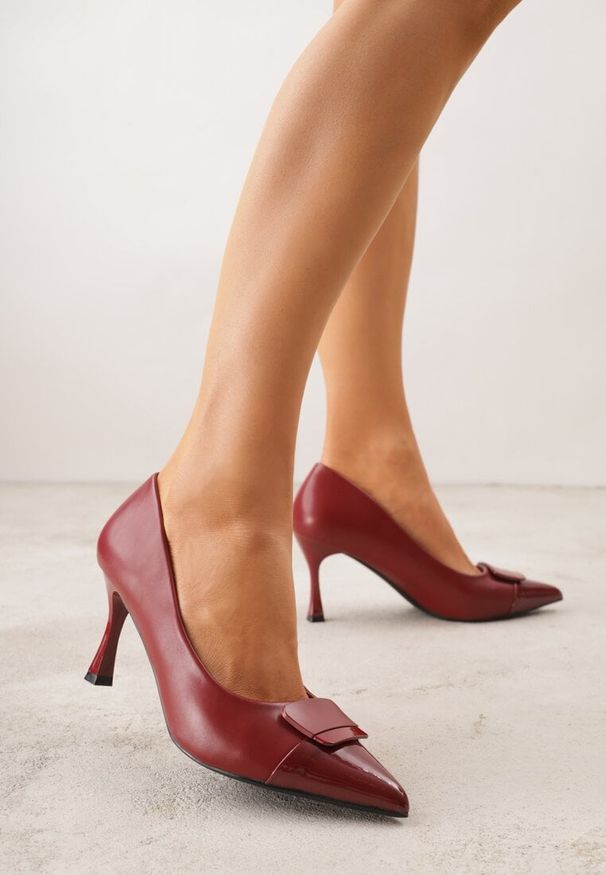 Born2be - Czerwone Szpilki Ozdobione z Geometryczną Aplikacją Lysastos. Okazja: na co dzień. Kolor: czerwony. Materiał: jeans. Wzór: geometria, aplikacja. Obcas: na szpilce. Styl: casual, elegancki, klasyczny. Wysokość obcasa: średni