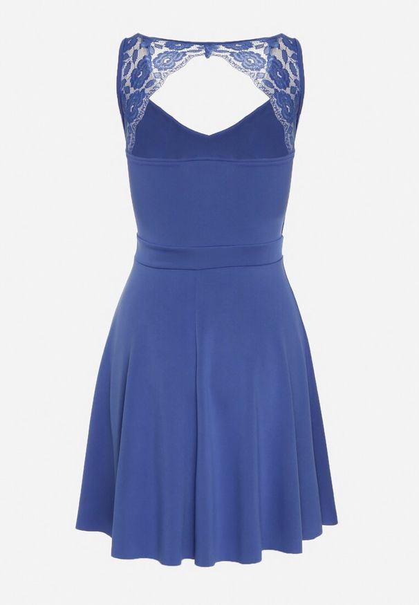 Born2be - Granatowa Rozkloszowana Sukienka na Ramiączkach z Koronkowym Wycięciem na Plecach Devantia. Okazja: na randkę, na wesele, na ślub cywilny. Kolor: niebieski. Materiał: koronka. Długość rękawa: na ramiączkach. Wzór: koronka. Sezon: lato. Typ sukienki: rozkloszowane. Styl: elegancki, klasyczny