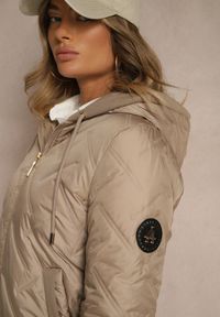 Renee - Ciemnobeżowa Kurtka z Pikowanymi Przeszyciami Kontrastowymi Wstawkami i Kapturem Tulirea. Okazja: na co dzień. Typ kołnierza: kaptur. Kolor: beżowy. Materiał: jeans. Styl: casual, elegancki