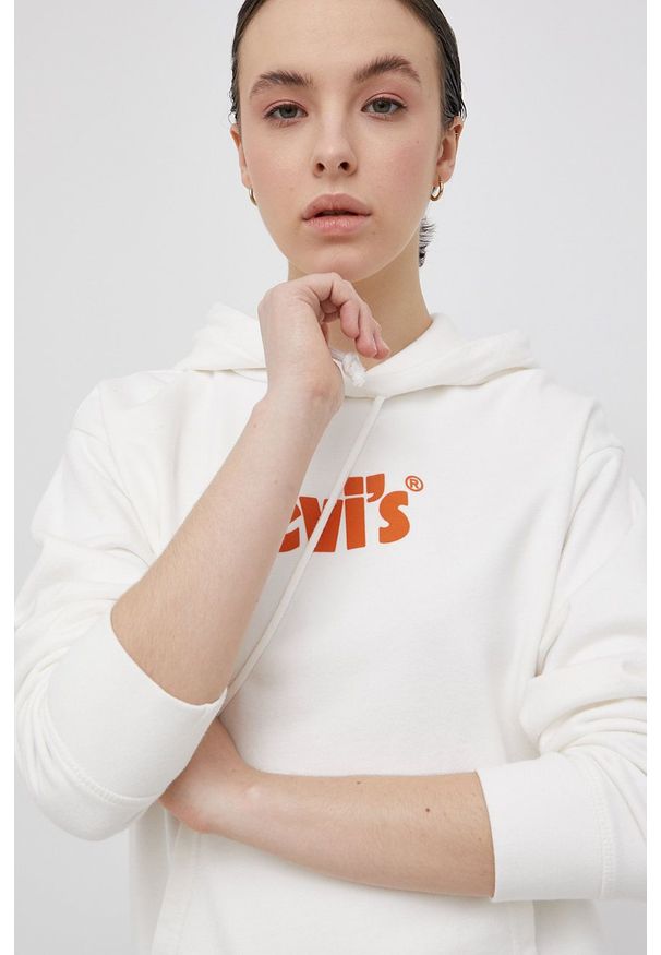 Levi's® - Levi's Bluza bawełniana damska kolor biały z kapturem z nadrukiem. Okazja: na spotkanie biznesowe, na co dzień. Typ kołnierza: kaptur. Kolor: biały. Materiał: bawełna. Długość rękawa: długi rękaw. Długość: długie. Wzór: nadruk. Styl: casual, biznesowy