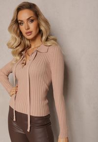 Renee - Beżowy Sweter z Wiskozy w Prążki Zdobiony Biżuteryjnymi Napami i Wiązaniem Pelema. Kolor: beżowy. Materiał: wiskoza. Wzór: aplikacja, prążki #3