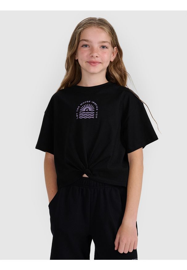 4f - 4F T-shirt oversize crop top z nadrukiem dziewczęcy - czarny 146 (10-11 lat). Okazja: na co dzień. Kolor: czarny. Materiał: bawełna, dzianina. Wzór: nadruk. Sezon: lato. Styl: casual, elegancki