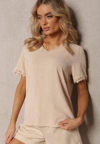 Renee - Beżowa Bluzka z Trójkątnym Dekoltem Ozdobiona Siateczką Tirvana. Okazja: na co dzień. Kolor: beżowy. Materiał: jeans. Długość rękawa: krótki rękaw. Długość: krótkie. Wzór: aplikacja. Styl: casual