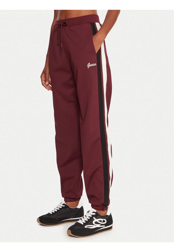 Guess Spodnie dresowe V5BB02 KCX22 Bordowy Regular Fit. Kolor: czerwony. Materiał: syntetyk