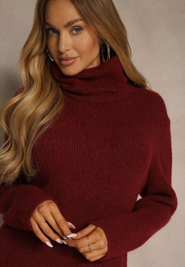 Renee - Bordowa Sweterkowa Sukienka Golf z Wełną i Wiskozą Fedorina. Okazja: na co dzień. Typ kołnierza: golf. Kolor: czerwony. Materiał: wiskoza, wełna. Typ sukienki: oversize. Styl: casual. Długość: midi