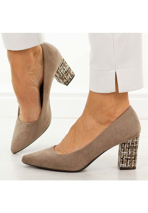 J.Brązowe mix czółenka damskie na słupku Sergio Leone Pb414. Okazja: na co dzień, na spotkanie biznesowe. Kolor: brązowy. Materiał: zamsz. Szerokość cholewki: normalna. Sezon: wiosna, jesień. Obcas: na słupku. Styl: biznesowy, elegancki, casual, klasyczny, wizytowy. Wysokość obcasa: średni