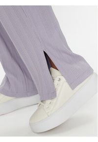 Calvin Klein Jeans Spodnie materiałowe J20J221597 Fioletowy Regular Fit. Kolor: fioletowy. Materiał: bawełna