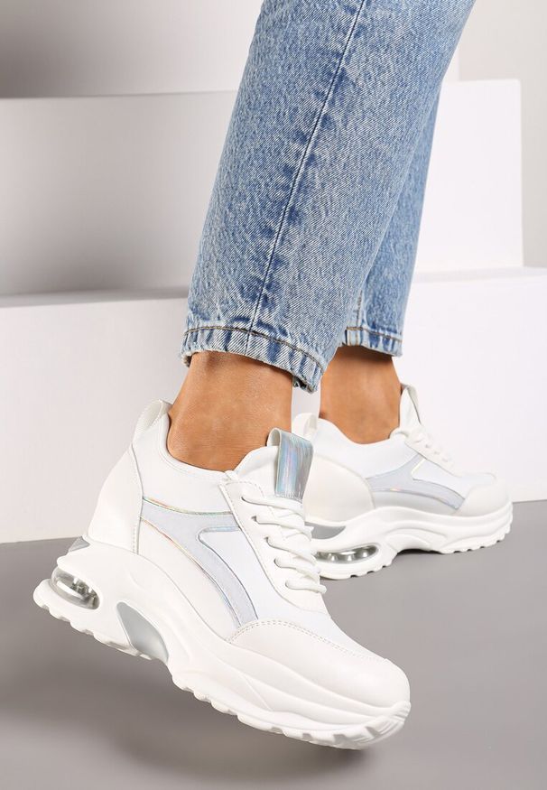 Renee - Biało-Srebrne Sneakersy na Koturnie Ozdobione Metalicznym Wykończeniem Vliraya. Okazja: na co dzień. Kolor: biały. Materiał: jeans. Wzór: aplikacja. Sezon: wiosna, lato. Obcas: na koturnie
