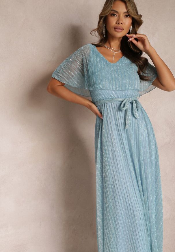 Renee - Jasnoniebieska Koktajlowa Sukienka Maxi z Ozdobną Falbaną na Górze Cailey. Kolor: niebieski. Materiał: tkanina, materiał. Długość rękawa: krótki rękaw. Wzór: gładki. Sezon: wiosna, lato. Styl: wizytowy. Długość: maxi