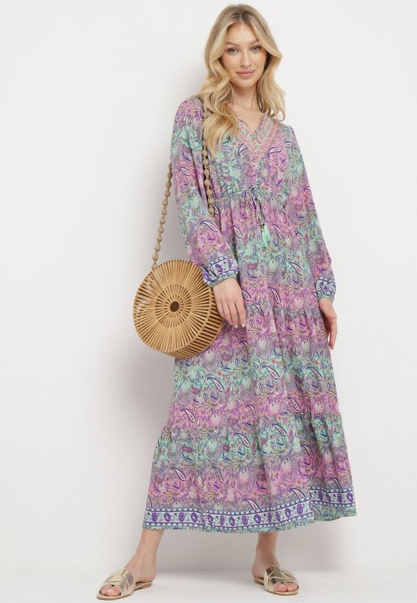Born2be - Różowa Sukienka Rozkloszowana z Falbanką w Print Paisley Kapiss. Typ kołnierza: dekolt w kształcie V. Kolor: różowy. Długość rękawa: długi rękaw. Wzór: nadruk, paisley. Styl: elegancki, klasyczny