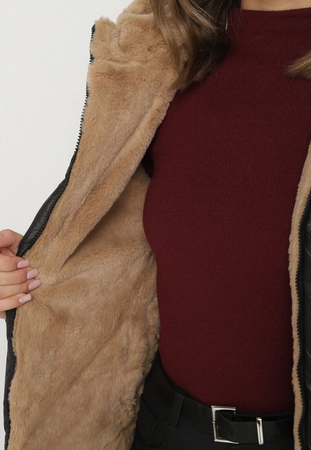 Born2be - Czarna Długa Kurtka Dwustronna z Pikowanymi Przeszyciami i Kapturem Olidia. Okazja: na spacer, na co dzień. Kolor: czarny. Materiał: poliester, dzianina, jeans, futro. Długość: długie. Styl: elegancki, casual