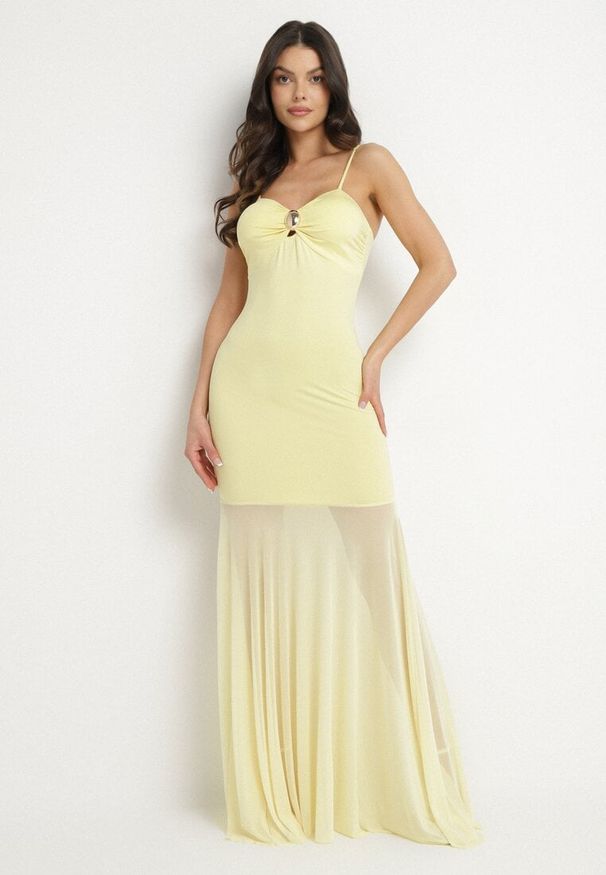 Born2be - Żółta Sukienka na Ramiączkach z Wiskozą Zdobiona Aplikacją i Siateczką Savaleira. Okazja: na co dzień. Typ kołnierza: dekolt w kształcie V. Kolor: żółty. Materiał: wiskoza. Długość rękawa: na ramiączkach. Wzór: aplikacja. Styl: klasyczny, casual, elegancki