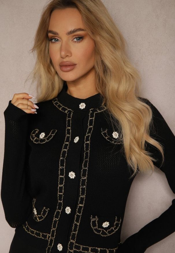 Renee - Czarny Dopasowany Kardigan Ozdobiony Metaliczną Nicią Klapami i Guzikami Raihanae. Okazja: na co dzień, na spotkanie biznesowe, do pracy. Kolor: czarny. Materiał: jeans. Wzór: aplikacja. Styl: biznesowy, elegancki, casual