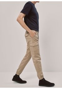 Ochnik - Beżowe spodnie męskie cargo. Kolor: beżowy. Materiał: bawełna #2