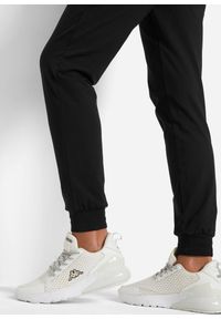 bonprix - Spodnie sportowe bawełniane z nadrukiem, Loose Fit. Kolor: czarny. Materiał: bawełna. Wzór: nadruk. Styl: sportowy #2