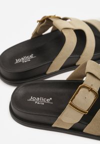 Renee - Beżowe Klapki Ozdobione Geometrycznymi Paskami i Metaliczną Klamrą Hossei. Okazja: na co dzień. Kolor: zielony. Materiał: jeans. Wzór: geometria, aplikacja. Styl: casual, elegancki #9