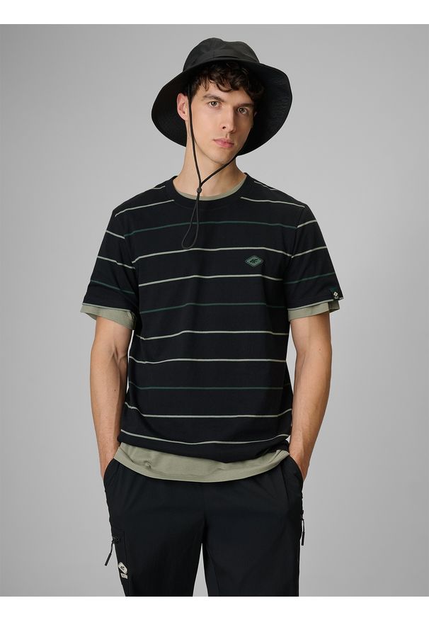 4f - 4F T-shirt regular z nadrukiem męski - czarny M. Okazja: na co dzień. Kolor: czarny. Materiał: dzianina, bawełna, materiał. Wzór: nadruk. Styl: casual, klasyczny