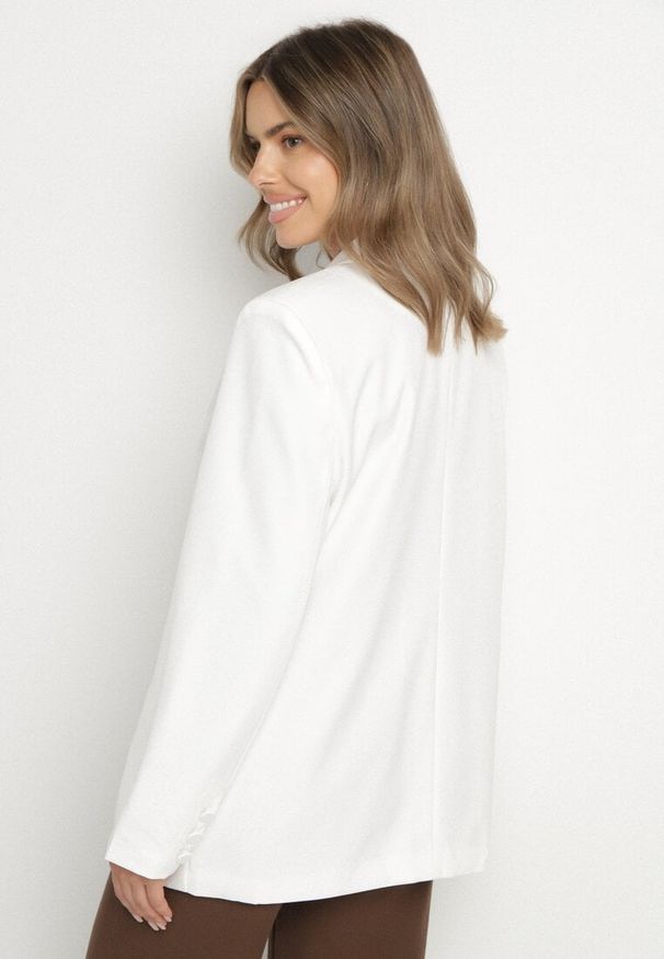 Born2be - Biała Marynarka Jednorzędowa z Usztywnioną Linią Ramion Avidvira. Okazja: na spotkanie biznesowe. Kolor: biały. Materiał: jeans. Styl: biznesowy