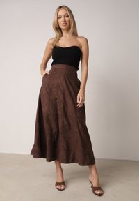 Born2be - Brązowa Rozkloszowana Spódnica z Imitacji Zamszu Basara. Okazja: na co dzień, na spotkanie biznesowe, do pracy. Kolor: brązowy. Materiał: zamsz. Styl: casual, biznesowy, elegancki, klasyczny #8
