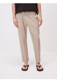 Reserved - Bawełniane spodnie jogger - beżowy. Kolor: beżowy. Materiał: bawełna