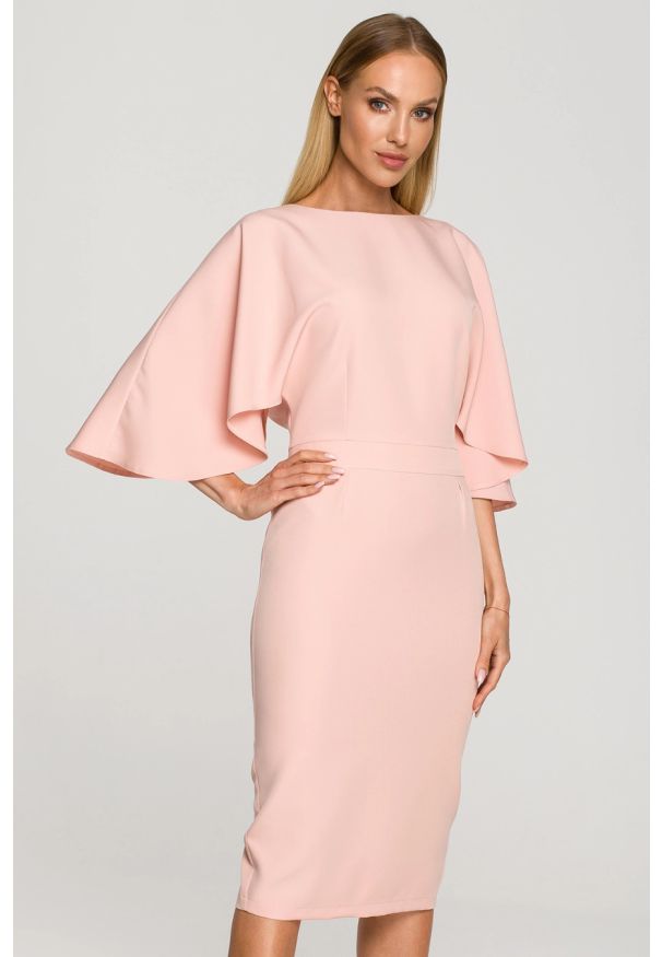 Sukienki.shop - Sukienka ołówkowa z szerokimi rękawami pudrowa z pelerynką. Okazja: na ślub cywilny, na wesele, na komunię. Typ sukienki: ołówkowe. Styl: elegancki, wizytowy