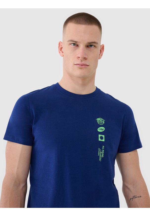 4f - 4F T-shirt regular z nadrukiem męski - granatowy S. Okazja: na co dzień. Kolor: niebieski. Materiał: bawełna, dzianina, jersey. Długość rękawa: krótki rękaw. Długość: krótkie. Wzór: nadruk. Styl: klasyczny, casual, sportowy