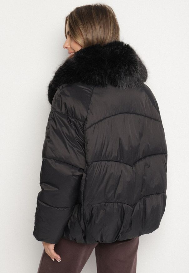 Born2be - Czarna Zimowa Kurtka Pikowana z Futrzanym Kołnierzem i Wysokimi Ściągaczami Tilastra. Okazja: do pracy, na co dzień, na spotkanie biznesowe. Kolor: czarny. Materiał: futro. Długość: krótkie. Sezon: zima. Styl: biznesowy, casual