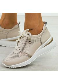 Beżowe skórzane sneakersy damskie na koturnie Cambell 94311. Okazja: na co dzień. Zapięcie: sznurówki. Kolor: beżowy. Materiał: skóra. Szerokość cholewki: normalna. Sezon: wiosna, jesień, lato. Obcas: na koturnie. Styl: casual, elegancki, sportowy, klasyczny #1