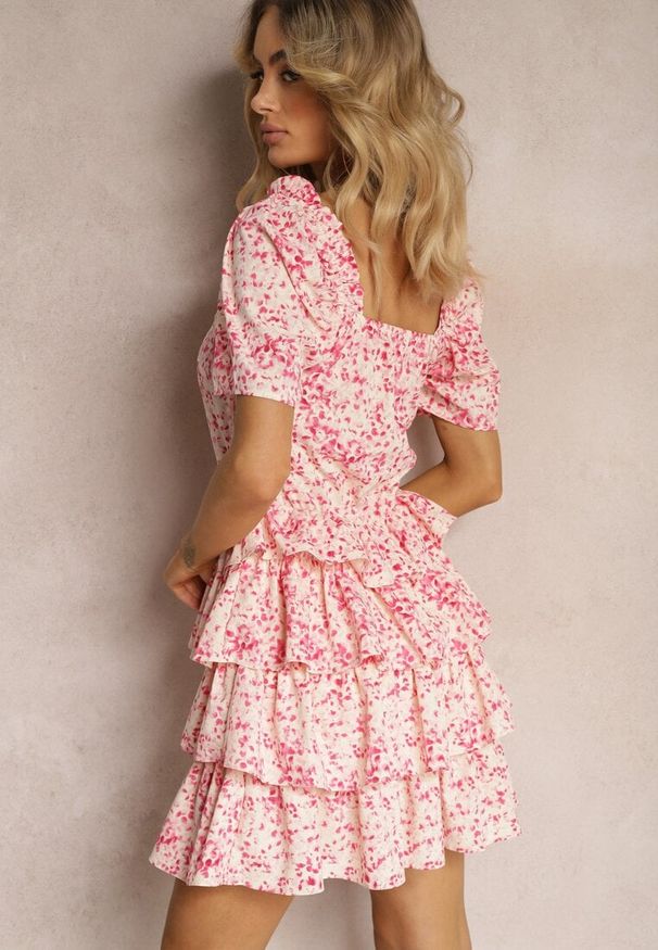 Renee - Różowa Sukienka o Rozkloszowanym Fasonie z Falbankami w Drobny Wzór Uveria. Okazja: na spacer. Typ kołnierza: kołnierz z falbankami. Kolor: różowy. Długość rękawa: krótki rękaw. Typ sukienki: rozkloszowane. Styl: klasyczny