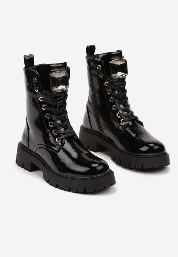 Born2be - Czarne Lakierowane Botki Workery na Grubej Podeszwie Ozdobione Kryształkiem Arreilla. Kolor: czarny. Materiał: lakier. Wzór: aplikacja. Obcas: na obcasie. Wysokość obcasa: średni