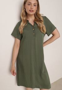 Born2be - Ciemnozielona Wiskozowa Sukienka o Pudełkowym Kroju z Dekoltem V z Guzikami Berborin. Okazja: na co dzień, do pracy. Kolekcja: plus size. Kolor: zielony. Materiał: wiskoza. Typ sukienki: dla puszystych, proste. Styl: casual, klasyczny #6