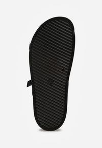 Renee - Czarne Klapki Ozdobione Metalicznymi Klamrami Zelivra. Kolor: czarny. Wzór: aplikacja. Sezon: lato. Styl: boho, elegancki #3