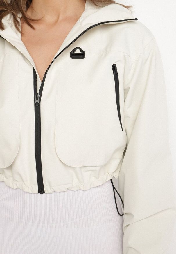 Born2be - Biała Kurtka Oversize z Nieodpinanym Kapturem i Kieszeniami Firlio. Okazja: na co dzień. Kolor: biały. Materiał: jeans. Długość rękawa: długi rękaw. Długość: długie. Styl: casual, elegancki, klasyczny