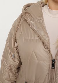 Born2be - Beżowa Kurtka z Pikowanymi Przeszyciami i Kapturem Zarimelia. Okazja: na co dzień. Kolekcja: plus size. Kolor: beżowy. Materiał: jeans. Styl: klasyczny, sportowy, casual, elegancki #6